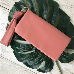 beau wristlet